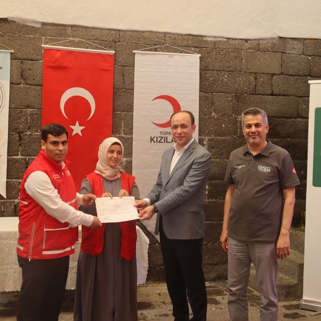 Diyarbakır'da serada fide yetiştiriciliği kursu katılımcılarına sertifikala...