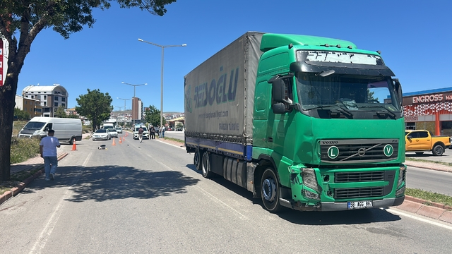 TIR'ın çarptığı yaya ağır yaralandı; kaza kamerada