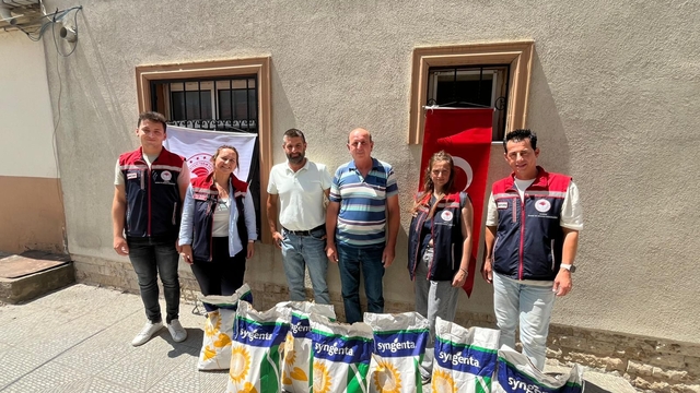 Edirne'de ikinci ürün ayçiçeği ekimini artırmak amacıyla üreticilere tohum dağıtıldı