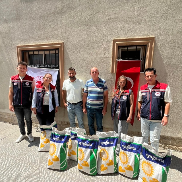 Edirne'de ikinci ürün ayçiçeği ekimini artırmak amacıyla üreticilere tohum...