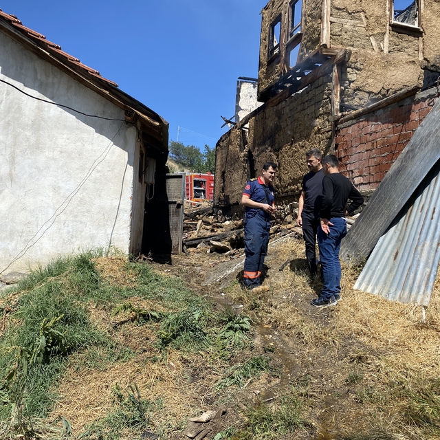 Sakarya'da çıkan yangında ev, ahır ve samanlık zarar gördü