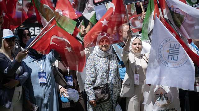 Büro Memur-Sen üyeleri, ABD Büyükelçiliği önüne siyah çelenk bıraktı