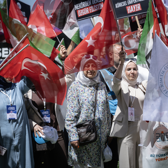 Büro Memur-Sen üyeleri, ABD Büyükelçiliği önüne siyah çelenk bıraktı