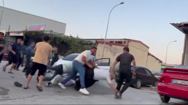 Kaza yapan 2 grubun tekmeli yumruklu kavgasını polis ayırdı; 4 gözaltı