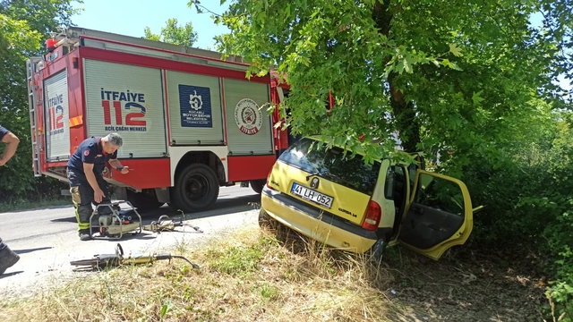 Kocaeli'de ağaca çarpan otomobildeki yaşlı çift yaralandı