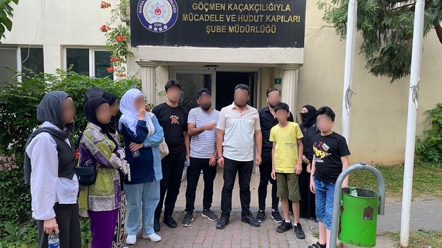 Bursa'da 12 kaçak göçmen yakalandı; 3 gözaltı