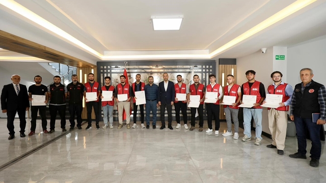 Niğde'de gönüllü itfaiyeciler sertifika aldı