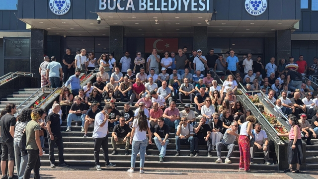 İzmir Buca'da işçilerin grevi sebebiyle oluşan çöp yığınları tepkilere neden oluyor