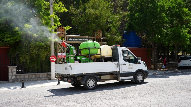 Niğde'de haşerelerle mücadelede ilaçlama çalışmaları sürüyor