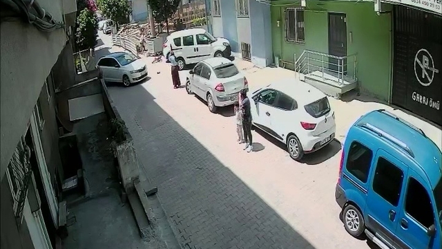 Öğretmene yardım ederken kullandığı otomobili duvara vurdu