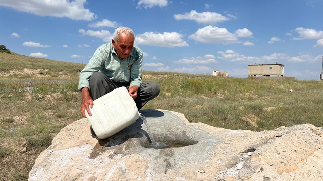 Yabani hayvanlar için yaptığı yalaklara yıllardır traktörle su taşıyor