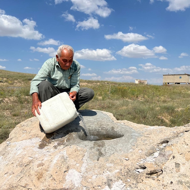 Yabani hayvanlar için yaptığı yalaklara yıllardır traktörle su taşıyor