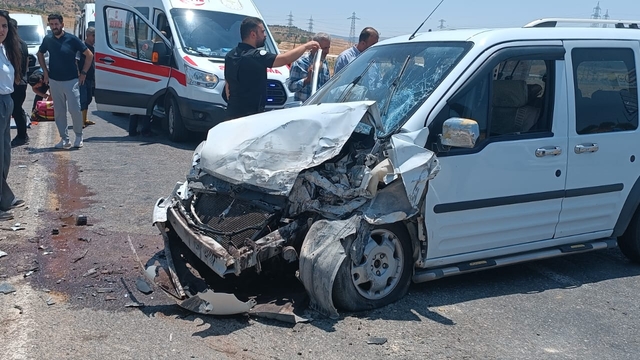 Siirt'te çarpışan pikap ve hafif ticari araçtaki 4 kişi yaralandı