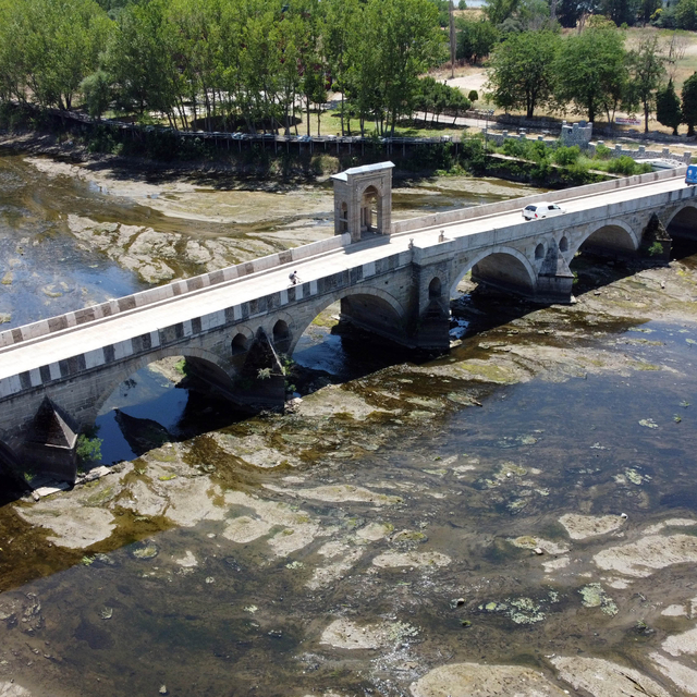 Tunca Nehri kuruyor; kum adacıkları ortaya çıktı