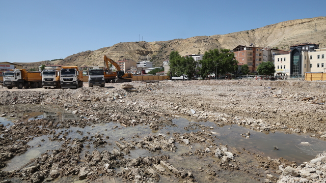 Darende'de yeni çarşı ve kapalı otopark için çalışmalar başladı