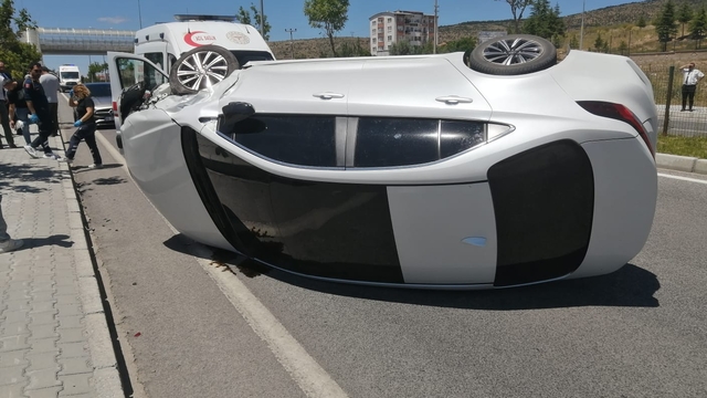 Yozgat'ta çarpışan hafif ticari araç ve otomobilin sürücüleri yaralandı