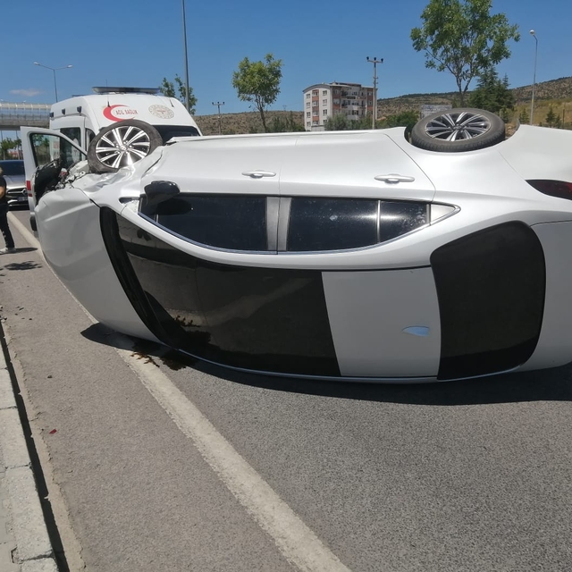 Yozgat'ta çarpışan hafif ticari araç ve otomobilin sürücüleri yaralandı