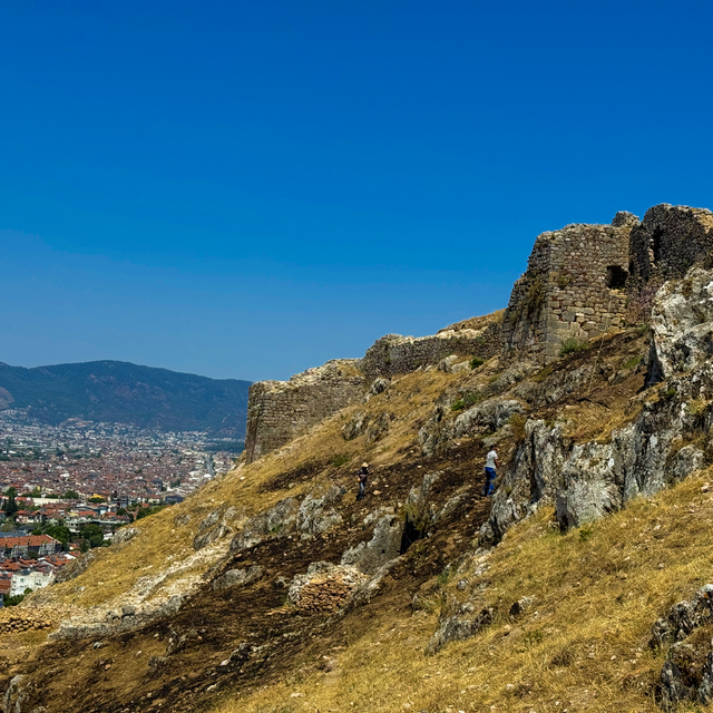 Fethiye Kalesi kazı alanındaki otluk alanda çıkan yangın söndürüldü