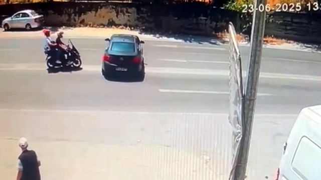 Motosiklet ile otomobil çarpıştı, 2 yaralı; kaza kamerada