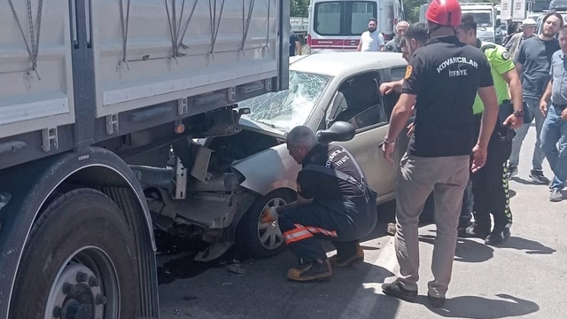 Kovancılar'da kamyona çarpan otomobilin sürücüsü yaralandı