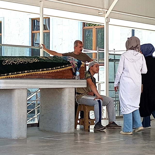 Kocaeli'de kayalıklardan düşerek hayatını kaybeden kadın defnedildi