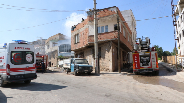 Kilis'te çatıda çıkan yangında 1 kişi dumandan etkilendi