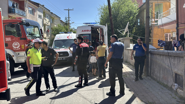 Sivas'ta evde çıkan yangında 5 kişi dumandan etkilendi