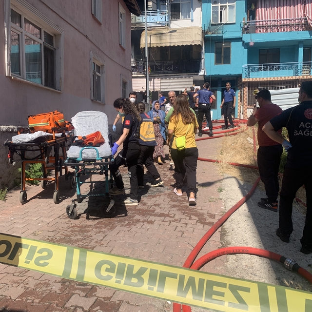 Kocaeli'de apartman yangını; mahsur kaldılar