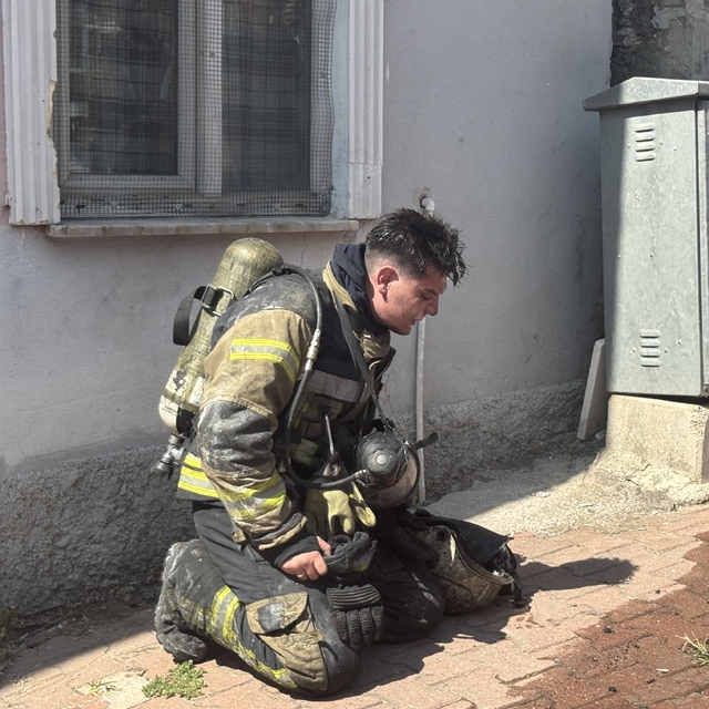 Kocaeli'de yangında mahsur kalan 3 kişiyi itfaiye ekipleri kurtardı