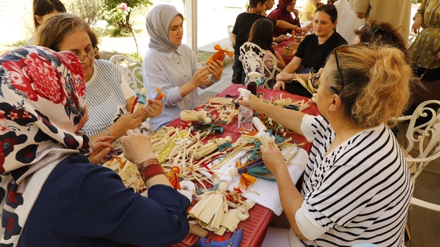 Samsun Kültür Yolu Festivali'nde katılımcılar el sanatlarını deneyimliyor