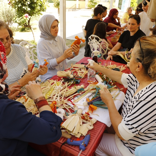 Samsun Kültür Yolu Festivali'nde katılımcılar el sanatlarını deneyimliyor