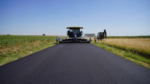 Edirne'de köy yolları otoyol kalitesinde sıcak asfaltla kaplanmaya devam ediyor