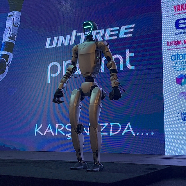 Dünya Kadın Mühendisler Günü'nde insansı robot 'Civan' selam verdi, dans et...