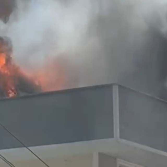 Gebze'de, apartmanın çatısında çıkan yangın korkuttu