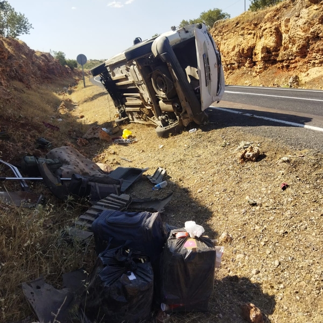Mardin'de devrilen hafif ticari araçtaki 3 kişi yaralandı