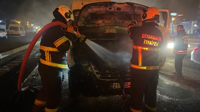 Diyarbakır'da yolcu minibüsünde çıkan yangın söndürüldü