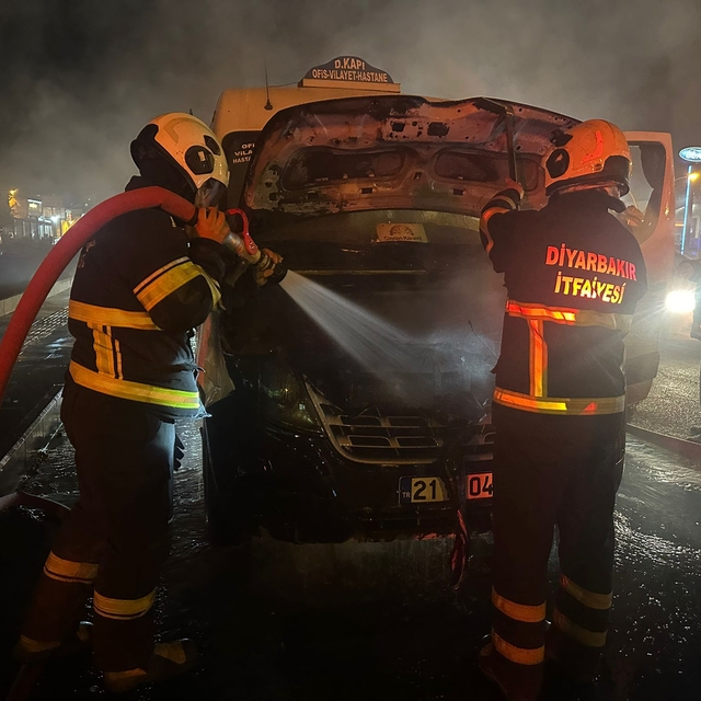 Diyarbakır'da yolcu minibüsünde çıkan yangın söndürüldü