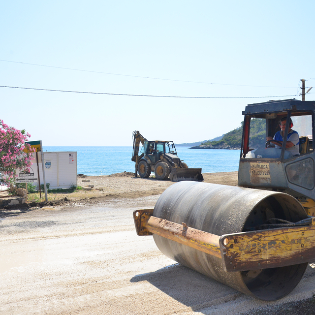 Kumluca Belediyesi Adrasan ve Karaöz'de asfalt çalışması yapıyor