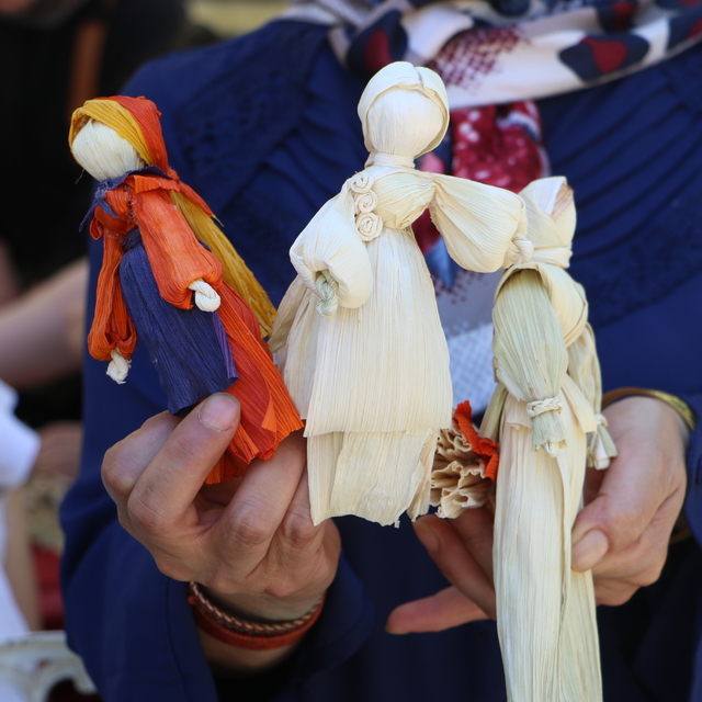 Festivalin gözdeki mısır yapraklarından yapılan bebekler oldu
