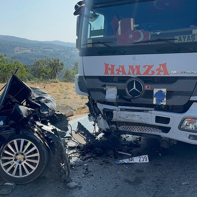 Bursa'da TIR ile otomobil çarpıştı; 1 ölü, 2 yaralı