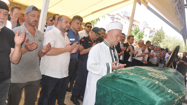 İzmir'de trafik kazasında hayatını kaybeden motosiklet sürücüsü defnedildi