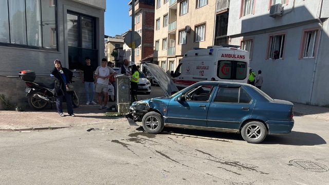 İki otomobilin çarpıştığı kazada 4 kişi yaralandı