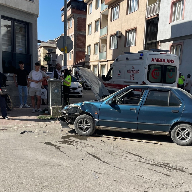 İki otomobilin çarpıştığı kazada 4 kişi yaralandı