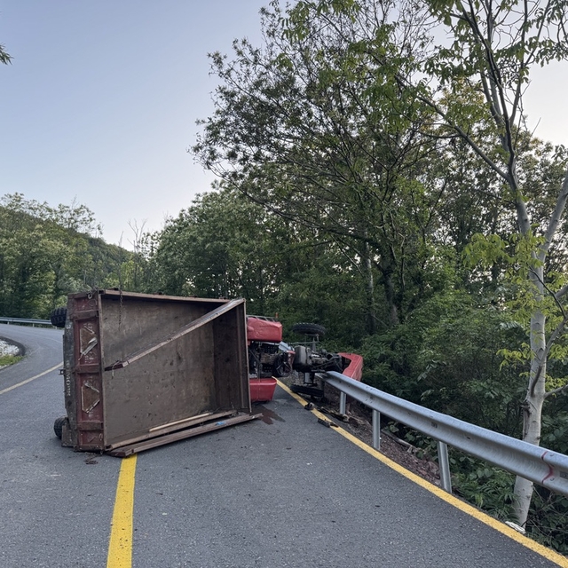 Kocaeli'de devrilen traktörün altında kalan kişi yaralandı