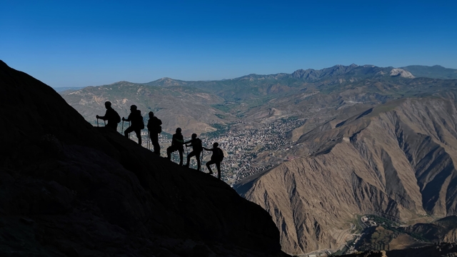 Hakkari'de dağcılar 3 bin 487 rakımlı Sümbül Dağı'na tırmandı