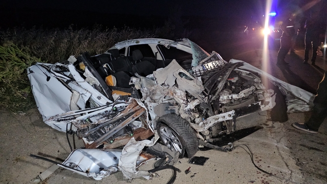 Yolda park halindeki TIR'a çarpan otomobilin sürücüsü yaralandı