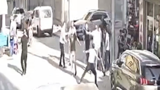 Nusaybin'de silah ve sopalı kavga kamerada; 3 yaralı