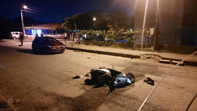 Kocaeli'de otomobille çarpışan motosikletin sürücüsü öldü, oğlu ağır yaralandı