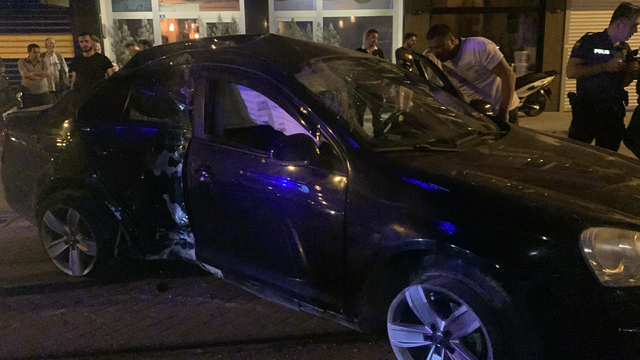 Kocaeli'de tramvay yolundaki direğe çarpan otomobildeki 2 kişi yaralandı