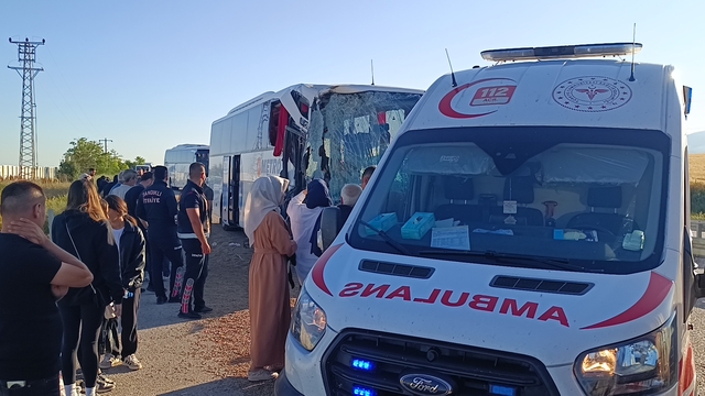 Afyonkarahisar'da yolcu otobüsünün tıra çarptığı kazada 9 kişi yaralandı